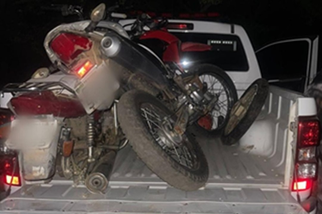 Policiais recuperam motos furtadas no meio do mato, próximo ao Rio Piancó, em Pombal