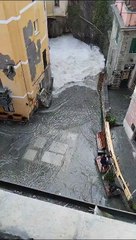 Vernazza, il mare fa paura e entra nella strada del paese