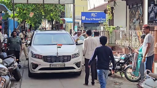 விஜய் மக்கள் இயக்க பொதுச்செயலாளர் புஸ்ஸி ஆனந்தை நேரில் சந்தித்து நலம் விசாரித்த முதல்வர்