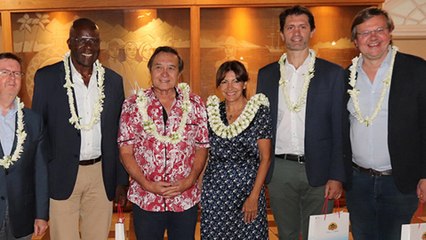 Anne Hidalgo esquive la visite d'un site de surf à Tahiti pour les JO et crée la polémique
