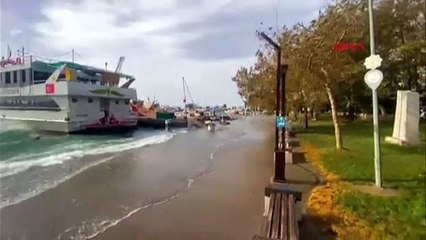 Lodosun Etkisiyle Batmak Üzere Olan Tekneler Vinçle Kurtarıldı