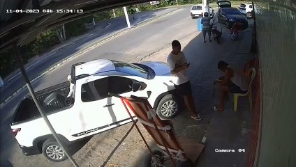 Nasceu de novo: Motociclista sobra na curva e quase é atingido por caminhão