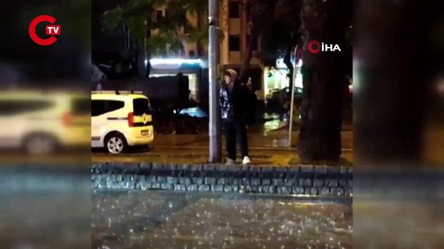 İki genç yağmur sularına düşen Türk bayrağını aldı