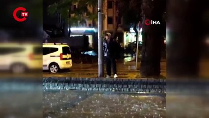 İki genç yağmur sularına düşen Türk bayrağını aldı