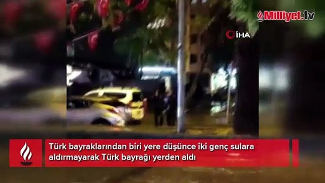 Takdir toplayan hareket! İki genç yağmur sularına düşen Türk bayrağını aldı