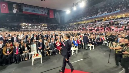 CHP Kurultayı'nda Selvi Kılıçdaroğlu'ndan Özgür Özel'e herkesin içinde ayar: Hiç hoş değil!