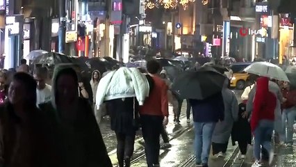 İstanbul'da gök gürültülü sağanak yağış etkili oluyor