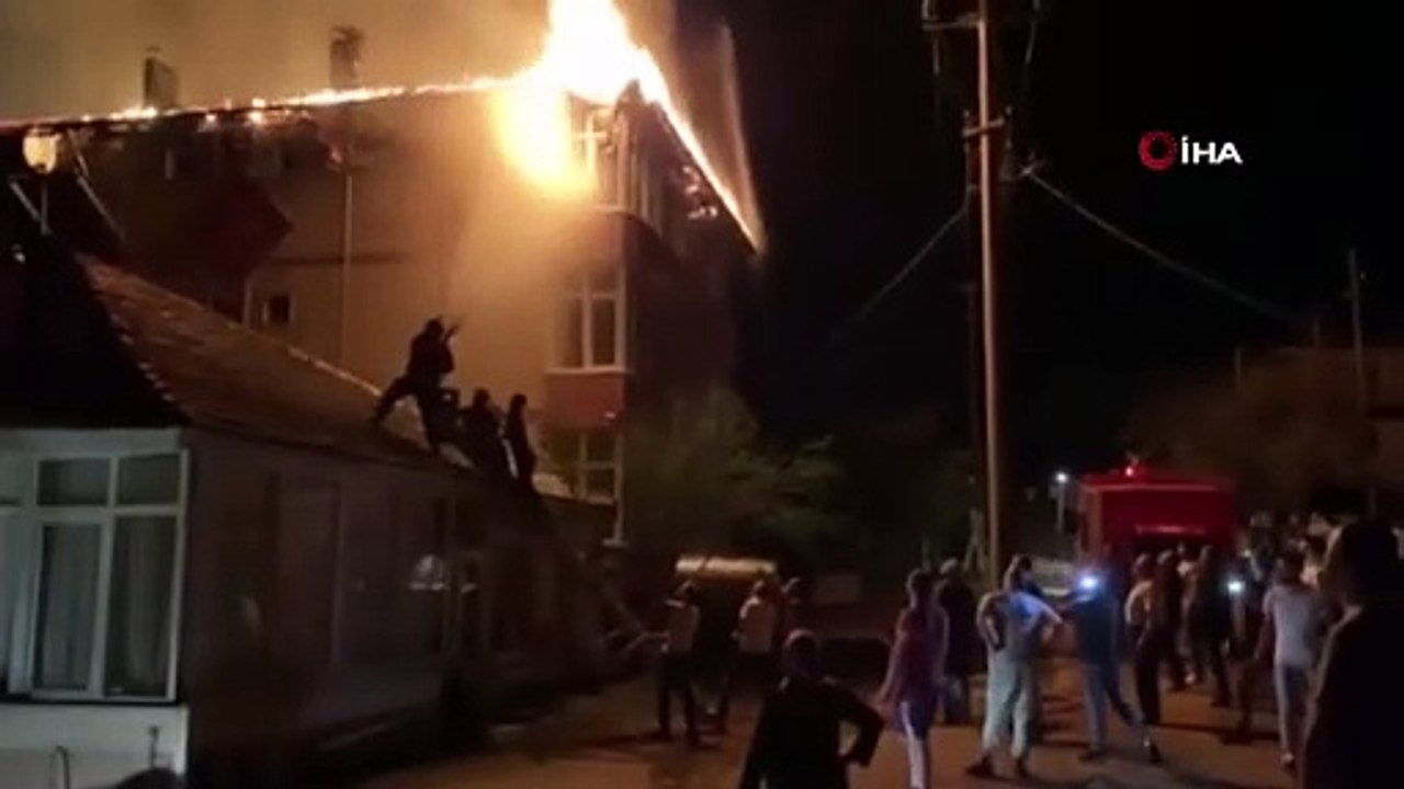 Le toit a pris feu à cause d'un incendie provenant d'une cheminée