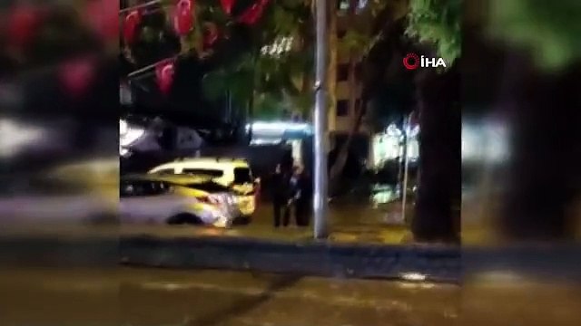 Gençlerin bayrak hassasiyeti kamerada: Yağmur sularına düşen Türk bayrağını böyle aldılar