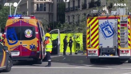 Descargar video: Tempesta Ciaran, a Madrid albero cade e uccide una donna