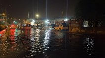 İzmir’de caddeler ve sokaklar sular altında kaldı