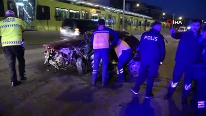 Bursa'da otomobil Bursaray'ın bariyerine çarptı, 2 kişi yaralandı