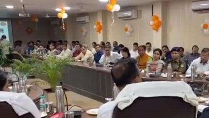 बरेली: विकास भवन में हुई बैठक के दौरान पशुधन मंत्री का यह बयान, सुनें क्या कहा