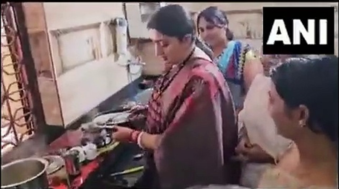 CG Election 2023 : कोंडागांव में स्मृति ईरानी ने पार्टी कार्यकर्ताओं के लिए बनाई चाय, देखें ये वीडियो..