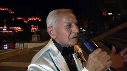 Concert dans la rue tous les soirs du grand-père Ismail d'Amasya