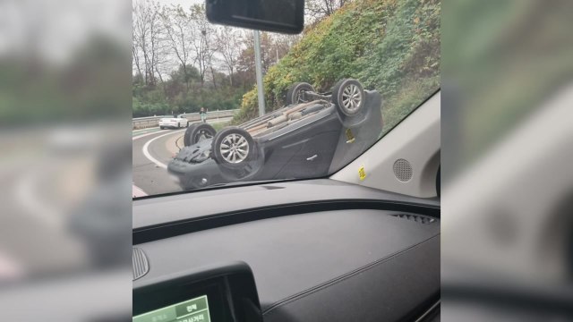 빗길 고속도로에서 차량 전복...1명 경상 / YTN