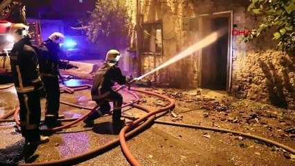 Une maison en bois inutilisée à Antalya a été endommagée par un incendie