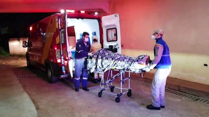 Após briga durante momento íntimo, mulher utiliza estilete para cortar pescoço do companheiro