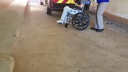 Mulher é socorrida após cair de moto no Bairro Guarujá