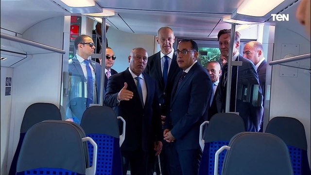 رئيس الوزراء يتفقد القطار الكهربائى السريع بصحبة وزير النقل خلال افتتاح معرض النقل الذكى