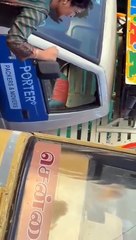 बस के पायदान से लटकर कर यात्रा कर रहे छात्रों का वीडियो वायरल