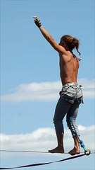 Le funambule Allan Cahorel, au Mont d'or (Doubs). Octobre 2023.