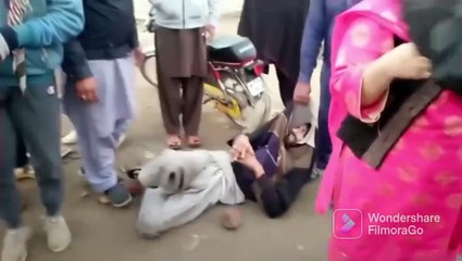 robber caught by a lady while  he was scanting her bag