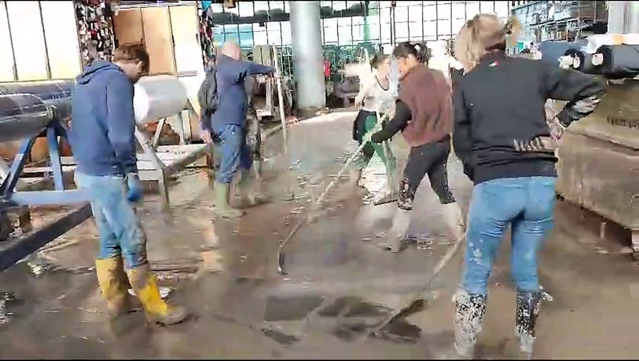 Alluvione Prato, alla "Beste" di Usella si lavora per ripulire l'azienda dal fango