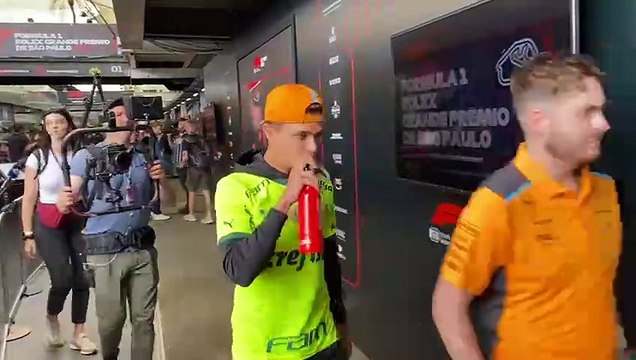 Assista! Piloto da McLaren, Lando Norris chega a Interlagos vestindo camisa do Palmeiras