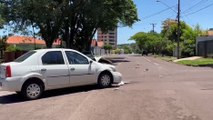 Saveiro tomba após colisão com Renault no Bairro Country