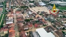 Maltempo Toscana, alluvione a Prato: elicottero dei vigili del fuoco sorvola la zona
