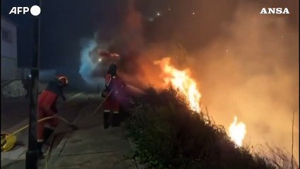 Download Video: Spagna, vigili del fuoco al lavoro su un vasto incendio nella regione di Valencia