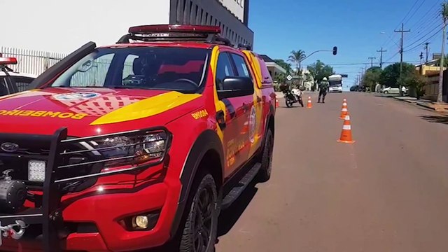 Diversas equipes do Corpo de Bombeiros, Samu e PM são acionadas para conterem homem em surto