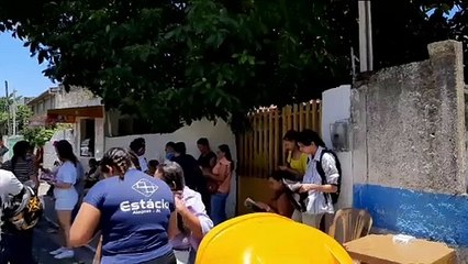 Alunos aguardando para o 1° dia do Enem, em Maceió