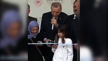 Moments de sourire lors de la cérémonie d'ouverture en présence du président Erdoğan ! La fille a coupé le ruban tôt