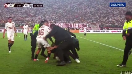 Hincha de Universitario entra al Monumental para saludar a Piero Quispe