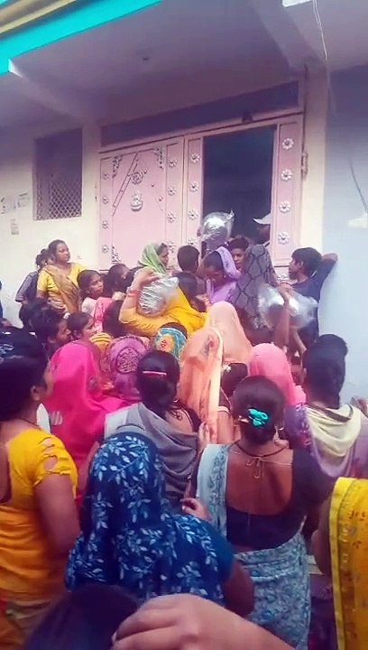 मुरैना शहर में अब वोट कबाडऩे दिन दहाड़े महिलाओं को बांटे कटोरा