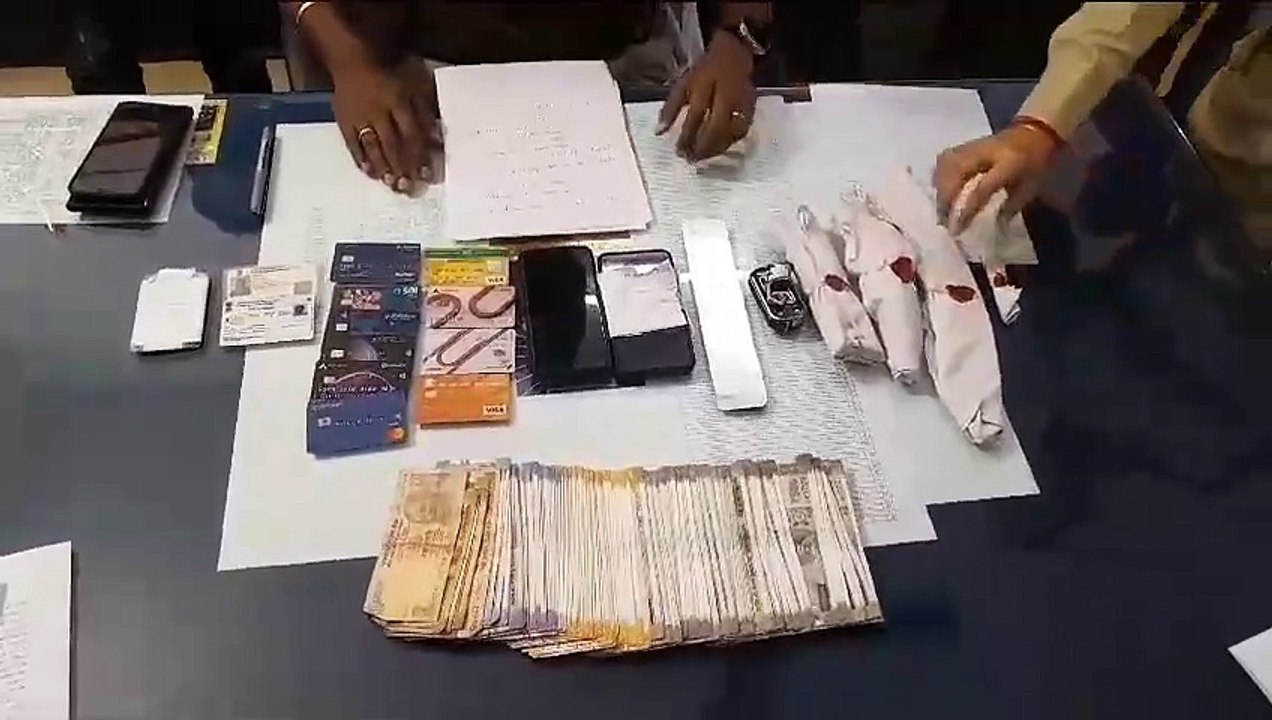 रात ढाई बजे हाइटेक चोर कर रहे थे, एटीएम मशीन से...