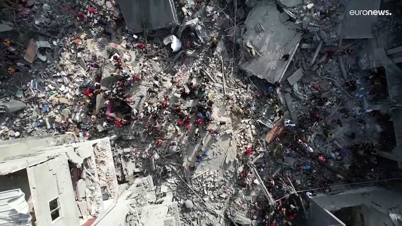 شاهد: فلسطينيون يبحثون عن ناجين من القصف الإسرائيلي على منازل المدنيين في مخيم المغازي في غزة