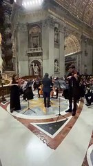 Casal de violinistas, russa e ucraniano simbolizaram união pela paz