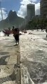 Mar invade orla do Rio de Janeiro e assusta banhistas