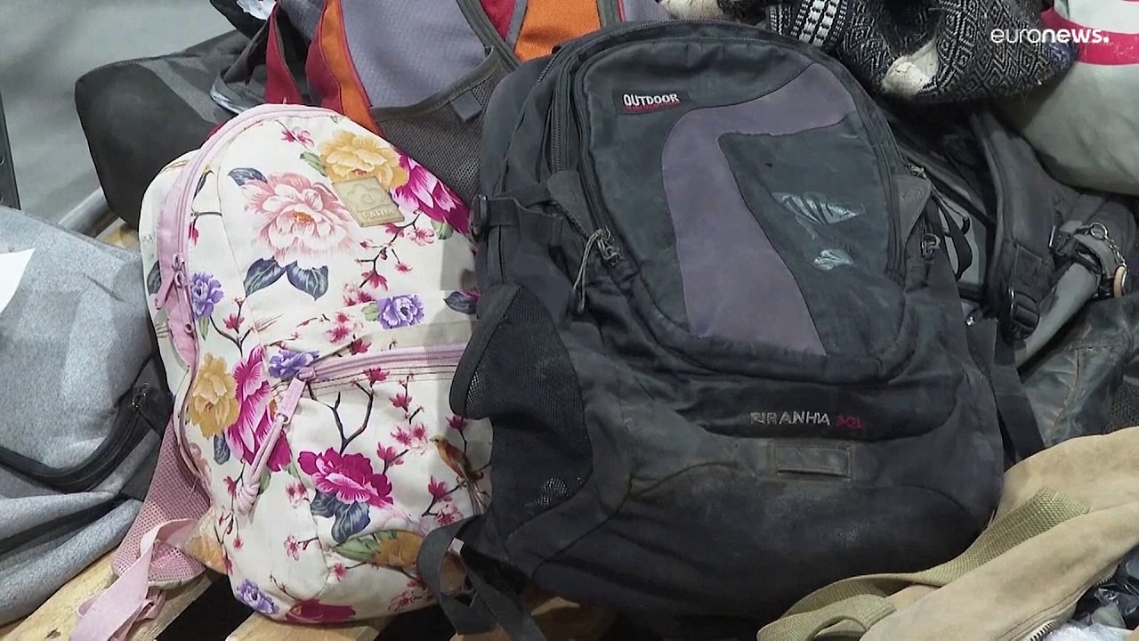 شاهد: الشرطة الإسرائيلية تجمع ممتلكات مجهولة من مواقع مختلفة هاجمتها كتائب القسام يوم 7 أكتوبر