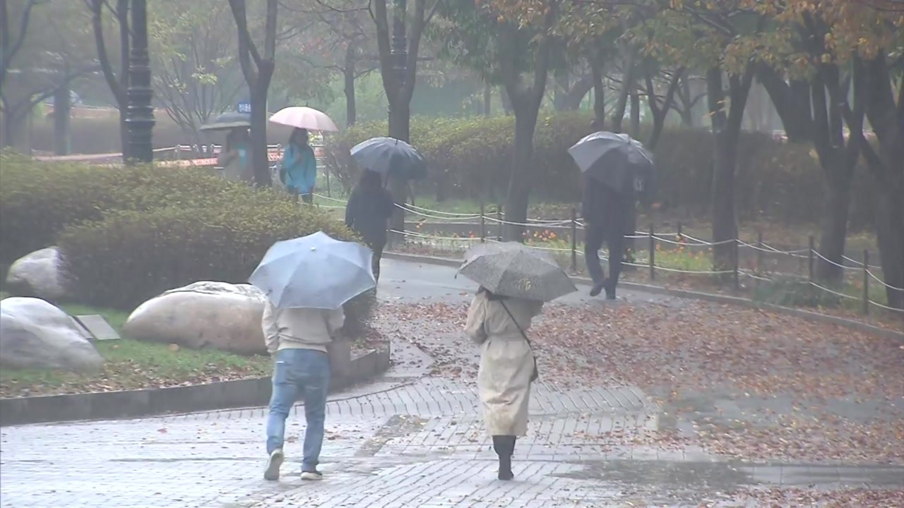 [날씨] 오전까지 전국 강한 비바람...오후부터 찬바람 유입 / YTN