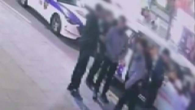 경찰이 밀치고 전기충격기로 기절시켜 ...외국인 '과잉제압' 논란 [띵동 이슈배달] / YTN