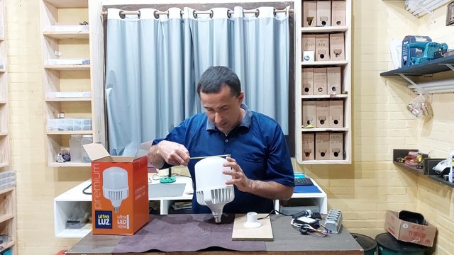 Por Dentro de uma Lampada LED de 100 Watts