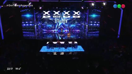 Un mago de "Got Talent Argentina" teletransportó al Pato Fillol y lo hizo levantar la copa del mundo