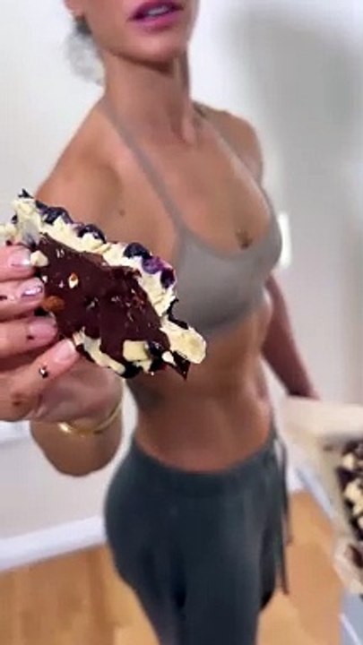 Protein Blueberry Chocolate Bark - this might be even better than the last one. So easy to make, super delicious and a great dessert, post workout or anytime snack