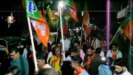 वीडियो स्टोरी : जनता को रिझाने कोई चढ़ा घोड़े पर, आमने-सामने हुई प्रतिद्वंद्वि प्रत्याशी तो साथ में ली चाय  की चुस्की