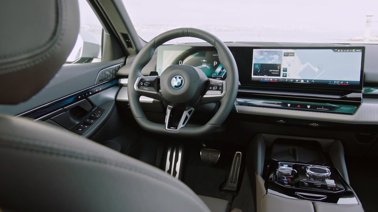 Der neue BMW 5er - Volldigitales BMW Curved Display mit neuer Grafikdarstellung