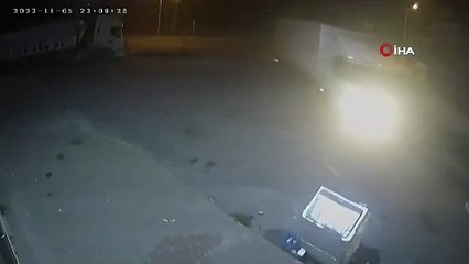 Adana'da Otomobil Tıra Çarptı: Kaza Anı Güvenlik Kamerasında